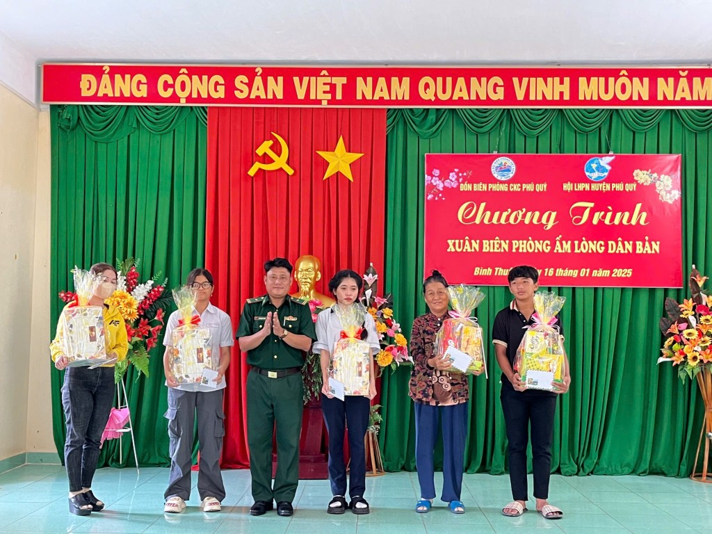 Đồn Biên phòng Cửa khẩu cảng Phú Quý trao tặng 60 suất quà cho các hộ gia đình