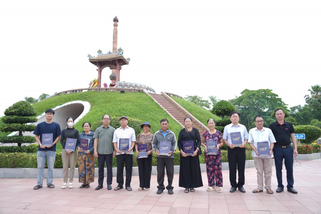 Đoàn công tác của Báo Tuổi trẻ Thủ đô trao tặng 10 suất quà tới các thân nhân gia đình chính sách tại Quảng Trị.