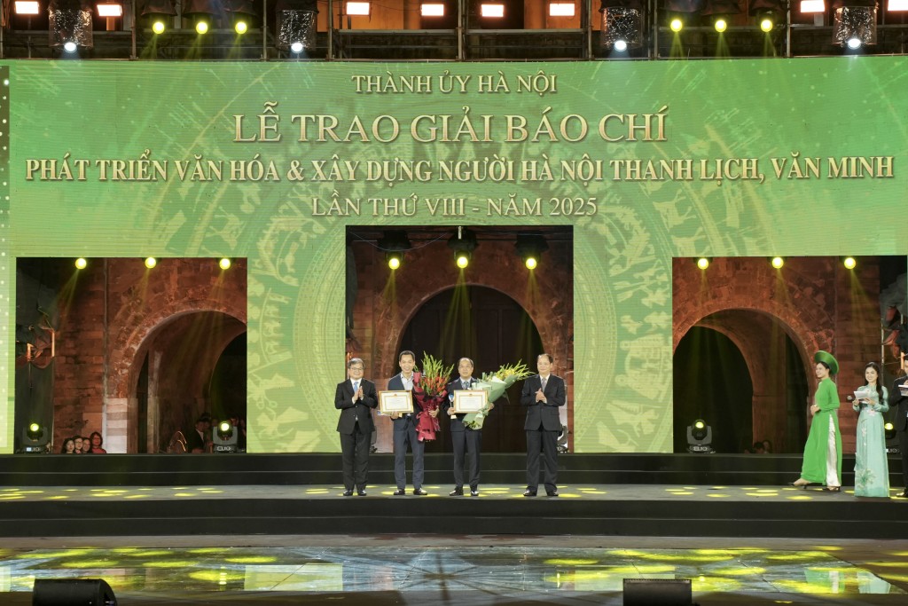 Đồng chí Nguyễn Doãn Toản - Ủy viên Ban Thường vụ, Trưởng ban Tuyên giáo và Dân vận Thành ủy Hà Nội cùng đồng chí Trương Việt Dũng - Thành ủy viên, Phó Chủ tịch UBND TP Hà Nội trao giải đồng hạng Xuất sắc Giải Báo chí về phát triển văn hóa và xây dựng người Hà Nội thanh lịch, văn minh lần thứ VIII - năm 2025 tới báo Tuổi trẻ Thủ đô 