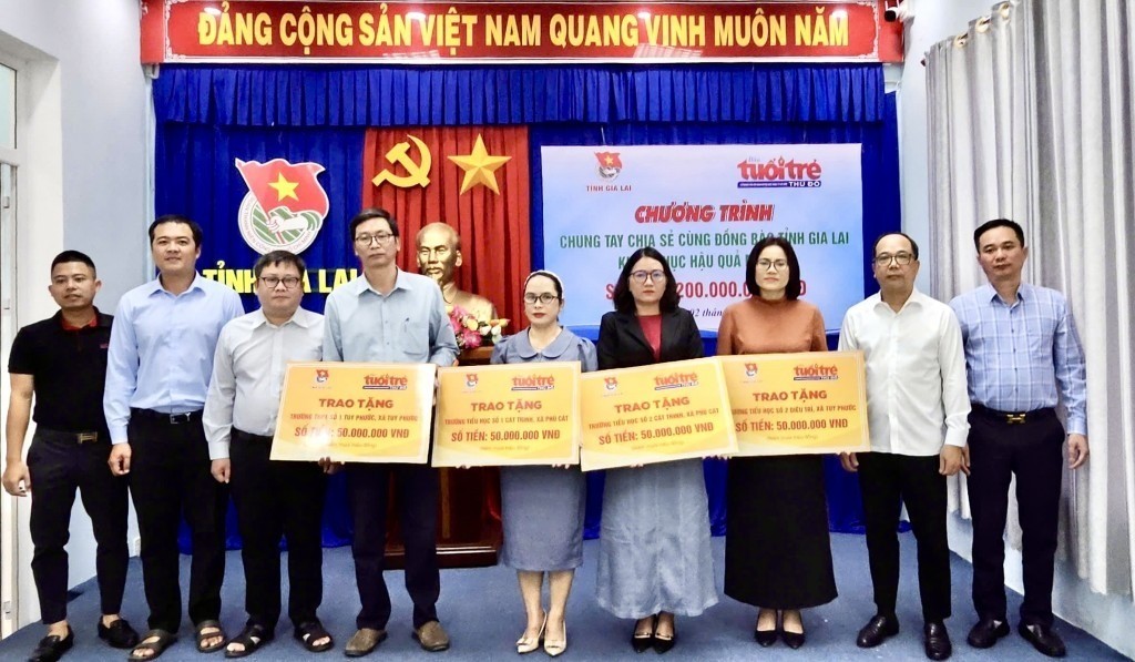 Ban Biên tập Báo Tuổi trẻ Thủ đô trao quà tặng tới đại diện 4 trường học bị ảnh hưởng bởi mưa, lũ tại tỉnh Gia Lai