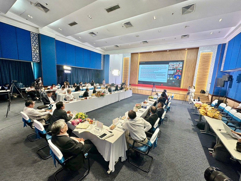 TS Cấn Văn Lực, Ủy viên Hội đồng tư vấn Chính sách của Thủ tướng, phát biểu trực tuyến từ đầu cầu Hà Nội