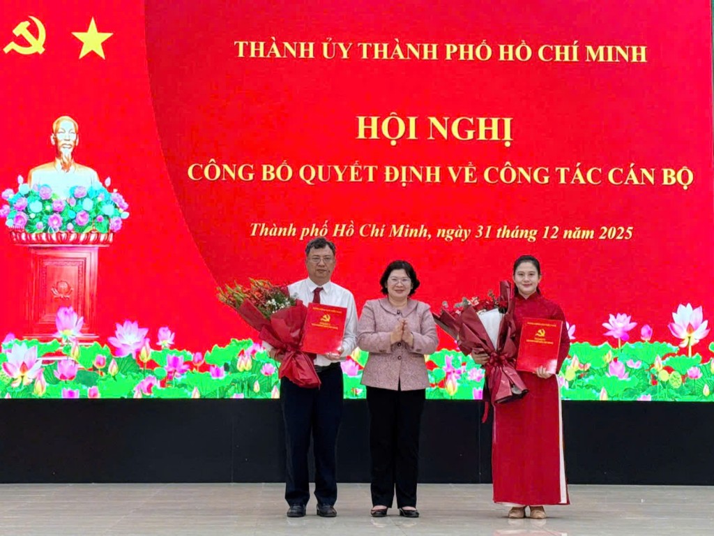 Phó Bí thư Thành ủy TP Hồ Chí Minh Văn Thị Bạch Tuyết trao quyết định về công tác nhân sự tại phường Tân Khánh, TP Hồ Chí Minh. Phó Bí thư Thành ủy TP Hồ Chí Minh Văn Thị Bạch Tuyết trao quyết định về công tác nhân sự tại phường Tân Khánh, TP Hồ Chí Minh.