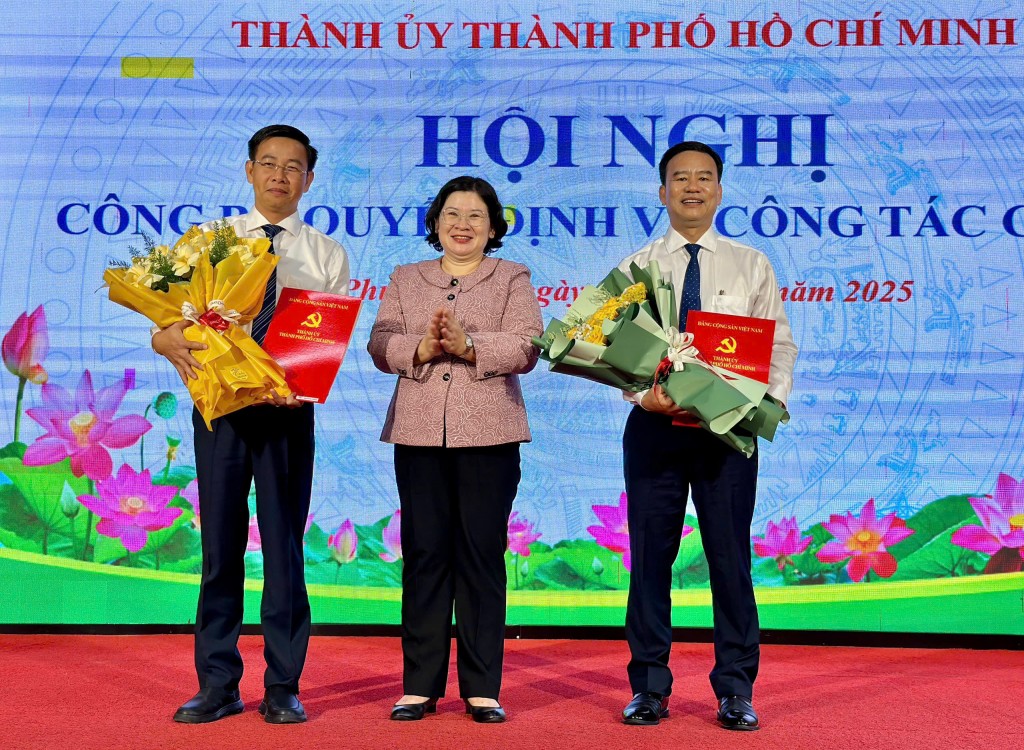Phó Bí thư Thành ủy TP Hồ Chí Minh Văn Thị Bạch Tuyết trao quyết định về công tác nhân sự tại xã Phú Giáo và xã Phước Hòa. Phó Bí thư Thành ủy TP Hồ Chí Minh Văn Thị Bạch Tuyết trao quyết định về công tác nhân sự tại xã Phú Giáo và xã Phước Hòa.