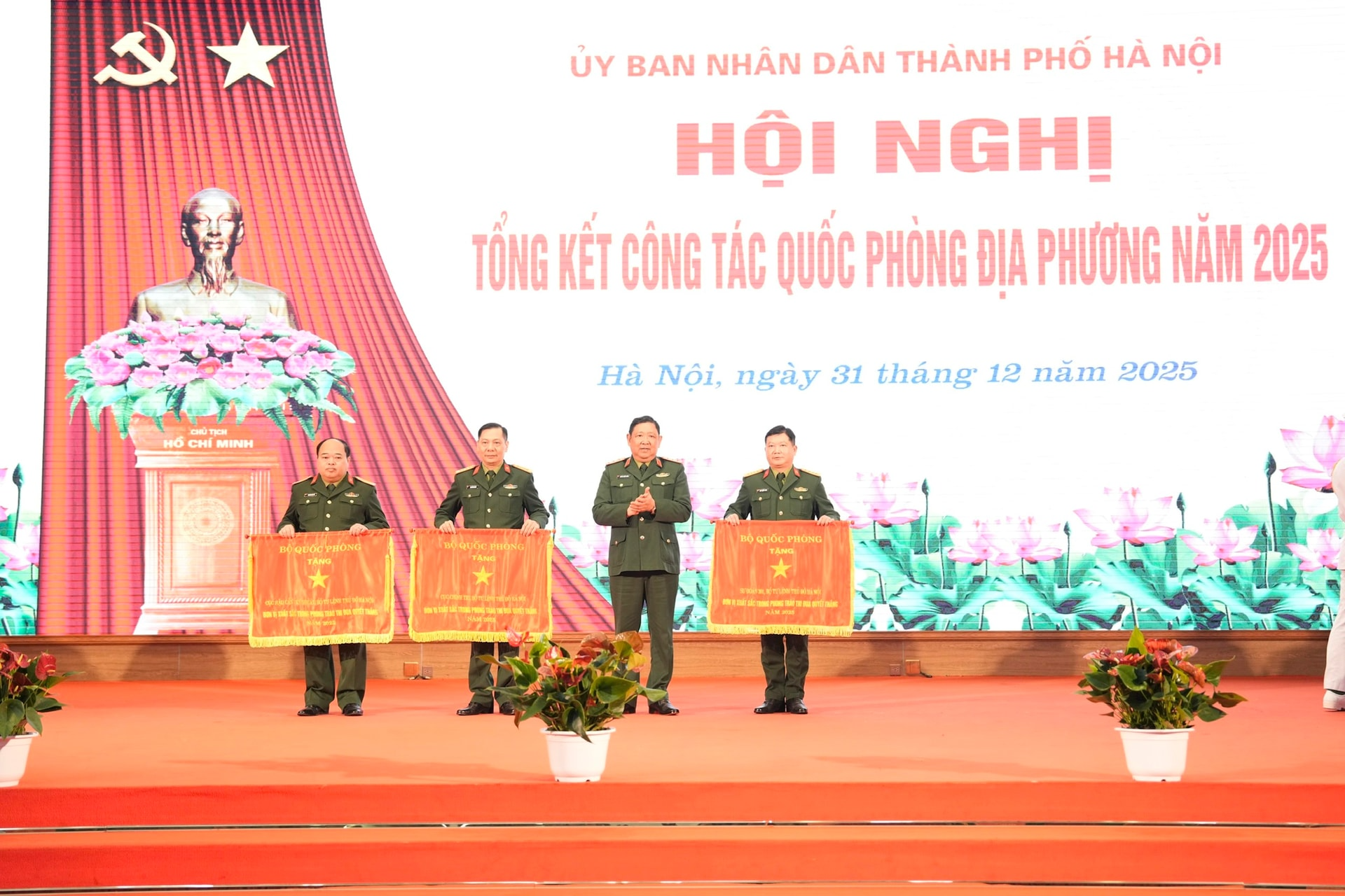 Thượng tướng Huỳnh Chiến Thắng, Phó Tổng Tham mưu trưởng Quân đội nhân dân Việt Nam trao Cờ thi đua của Bộ Quốc phòng cho các tập thể Thượng tướng Huỳnh Chiến Thắng, Phó Tổng Tham mưu trưởng Quân đội nhân dân Việt Nam trao Cờ thi đua của Bộ Quốc phòng cho các tập thể