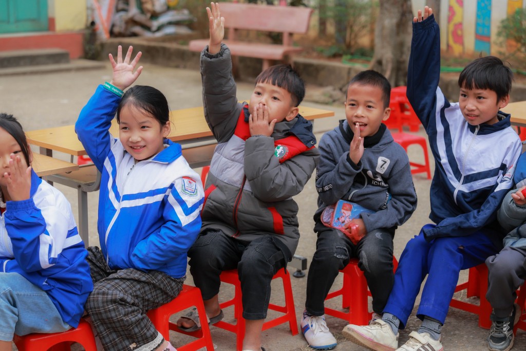 Các em nhỏ hưởng ứng hoạt động của anh chị