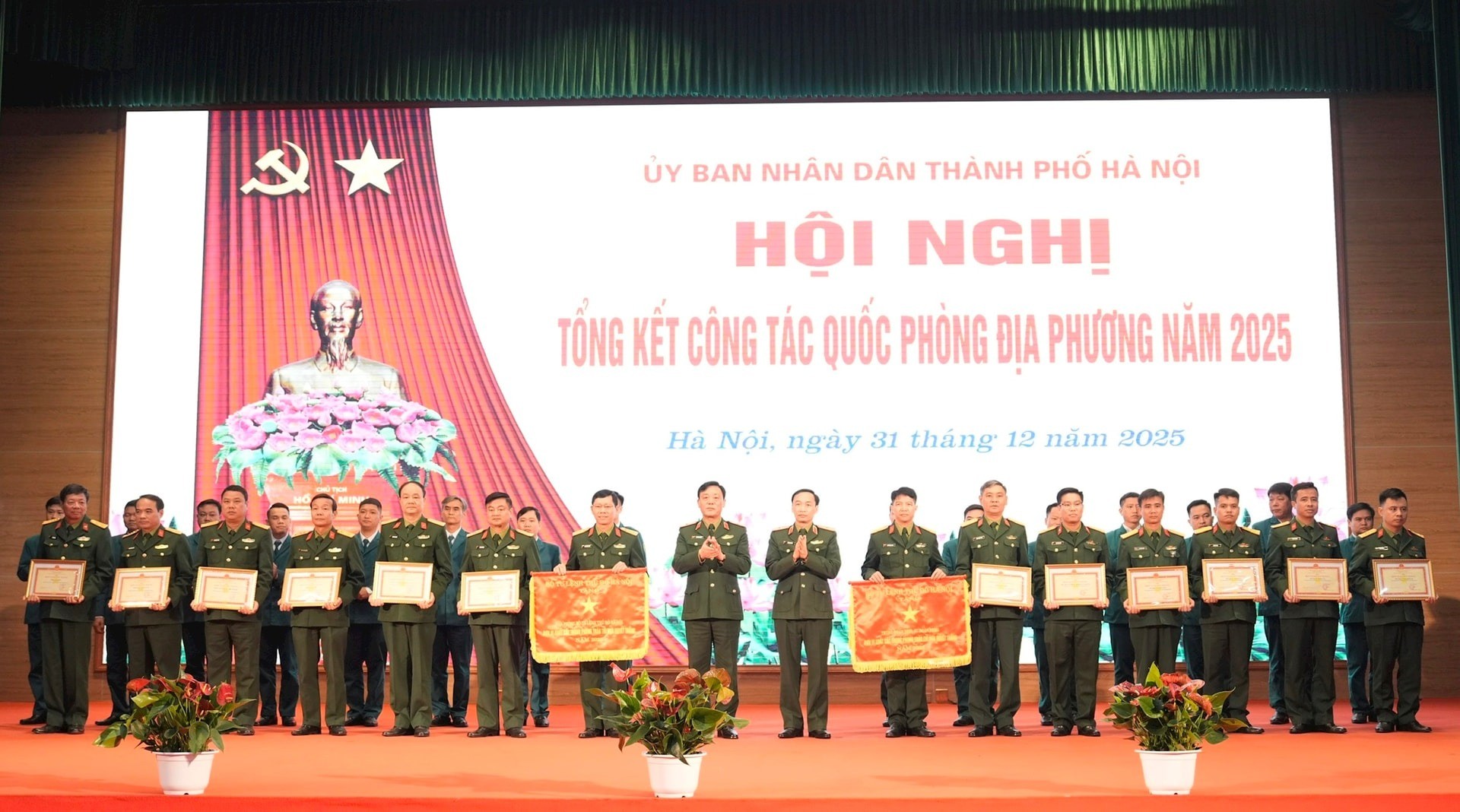 Trao Cờ thi đua của Bộ Tư lệnh Thủ đô, Danh hiệu Đơn vị Quyết thắng và Danh hiệu Chiến sĩ thi đua cơ sở cho các tập thể, cá nhân Trao Cờ thi đua của Bộ Tư lệnh Thủ đô, Danh hiệu Đơn vị Quyết thắng và Danh hiệu Chiến sĩ thi đua cơ sở cho các tập thể, cá nhân