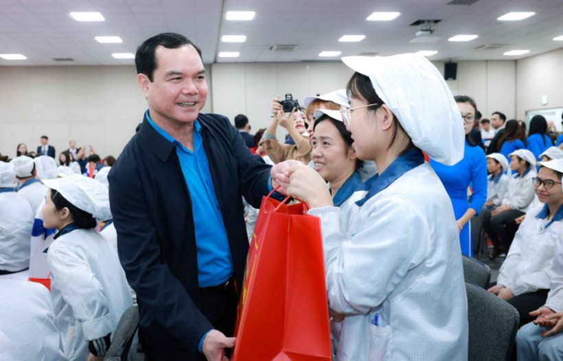 Để mọi người lao động đều có Tết đủ đầy, an vui