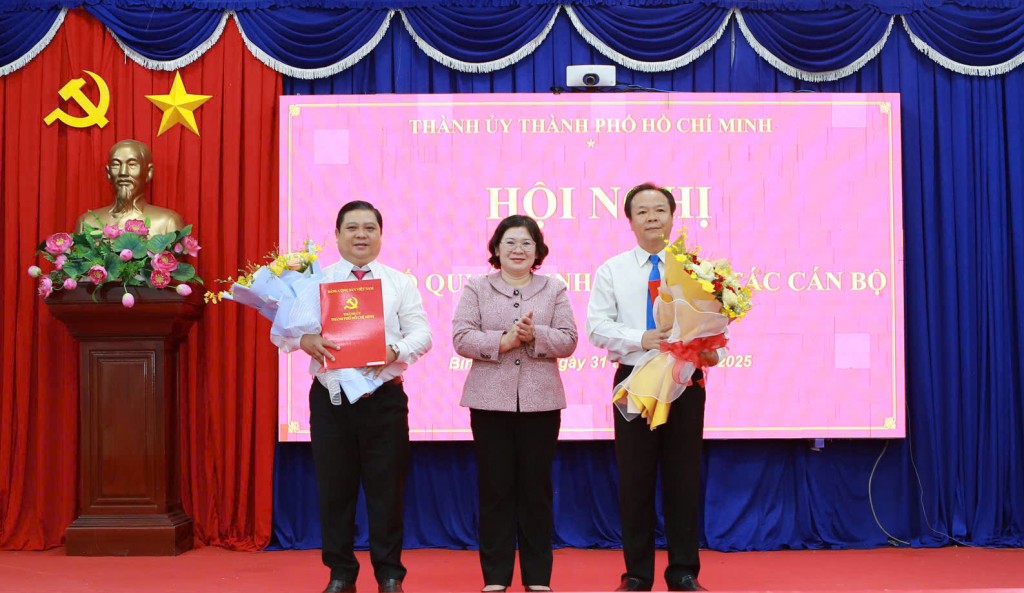 Phó Bí thư Thành ủy TP Hồ Chí Minh Văn Thị Bạch Tuyết trao quyết định về công tác cán bộ tại phường Bình Dương. Ảnh: T.T. Phó Bí thư Thành ủy TP Hồ Chí Minh Văn Thị Bạch Tuyết trao quyết định về công tác cán bộ tại phường Bình Dương. Ảnh: T.T.