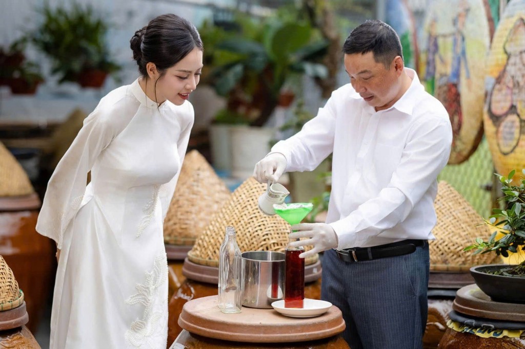 Hoa hậu Thanh Thủy tham quan hộ kinh doanh nước mắm Hương Làng cổ của anh Bùi Xuân Phú tại làng nước mắm Nam Ô