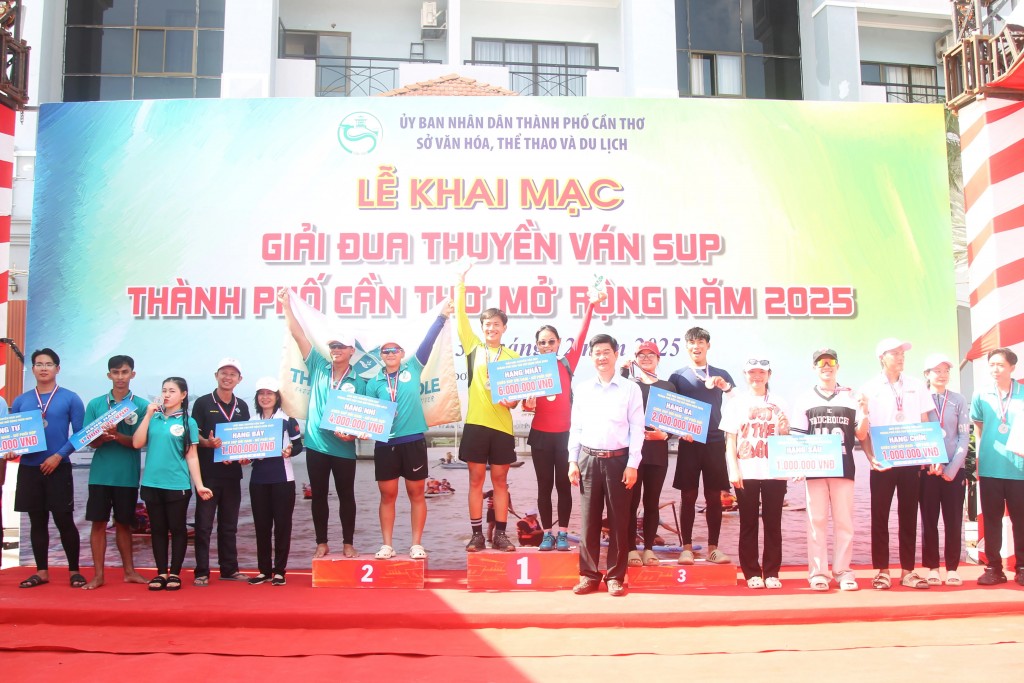 Các VĐV nhận thưởng nội dung đôi nam - nữ. Ảnh: Nguyễn Minh