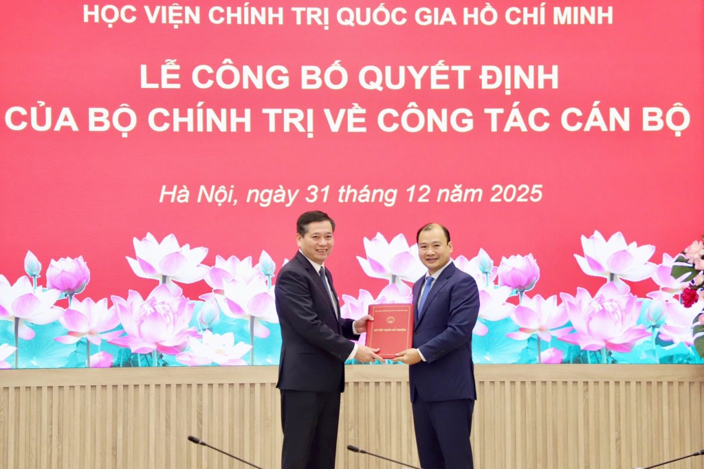 Ông Nguyễn Long Hải - Phó Bí thư Thường trực Đảng ủy các Cơ quan Đảng Trung ương trao quyết định chỉ định đồng chí Lê Hải Bình - Ủy viên dự khuyết Trung ương Đảng, Phó Giám đốc Học viện Chính trị Quốc gia Hồ Chí Minh tham gia Ban Chấp hành, Ban Thường vụ Đảng ủy Học viện Chính trị Quốc gia Hồ Chí Minh nhiệm kỳ 2025 - 2030