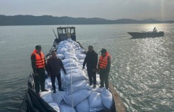 Bắt giữ vụ vận chuyển 27 tấn hàng hóa không rõ nguồn gốc