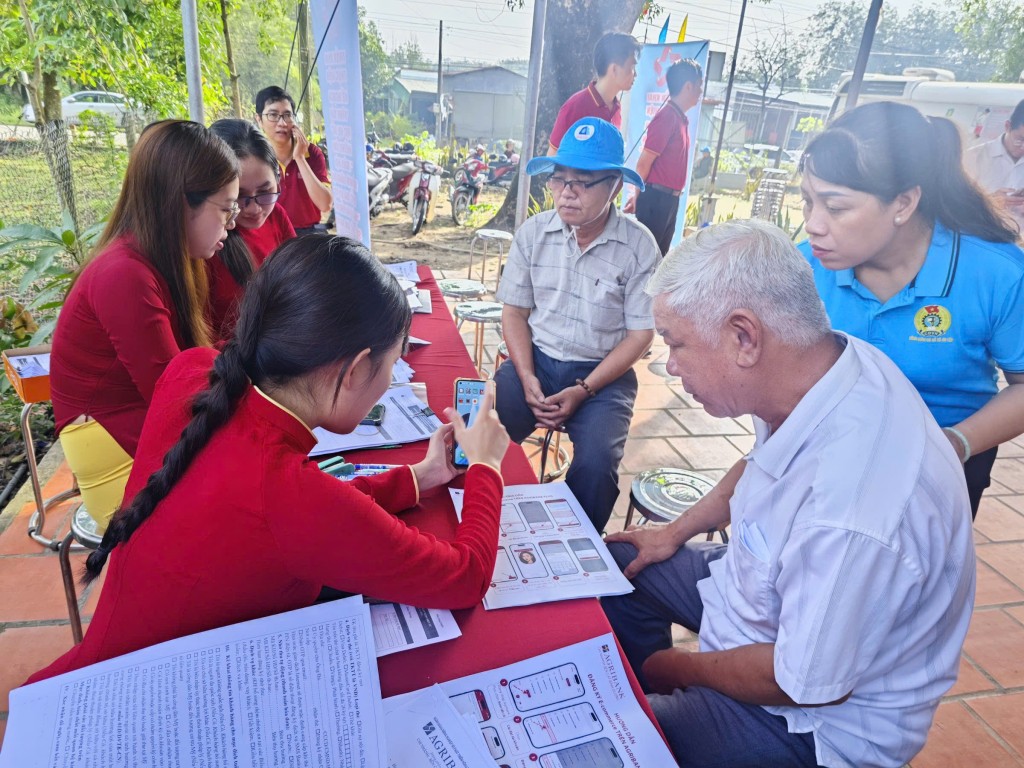 Người dân phường Tây Nam được tuyên truyền, hướng dẫn cụ thể về chuyển đổi số.