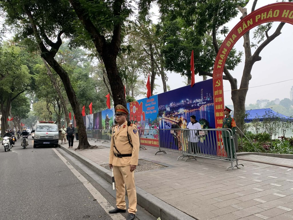 Tổ công tác Đội CSGT đường bộ số 1 (Phòng CSGT Công an TP Hà Nội) phối hợp với các lực lượng phân luồng giao thông, bảo đảm an ninh, an toàn tại trận địa pháo hoa tại hồ Hoàn Kiếm Tổ công tác Đội CSGT đường bộ số 1 (Phòng CSGT Công an TP Hà Nội) phối hợp với các lực lượng phân luồng giao thông, bảo đảm an ninh, an toàn tại trận địa pháo hoa tại hồ Hoàn Kiếm