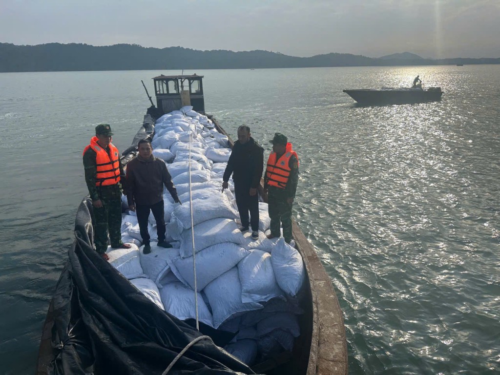 Bắt giữ vụ vận chuyển 27 tấn hàng hóa không rõ nguồn gốc Bắt giữ vụ vận chuyển 27 tấn hàng hóa không rõ nguồn gốc