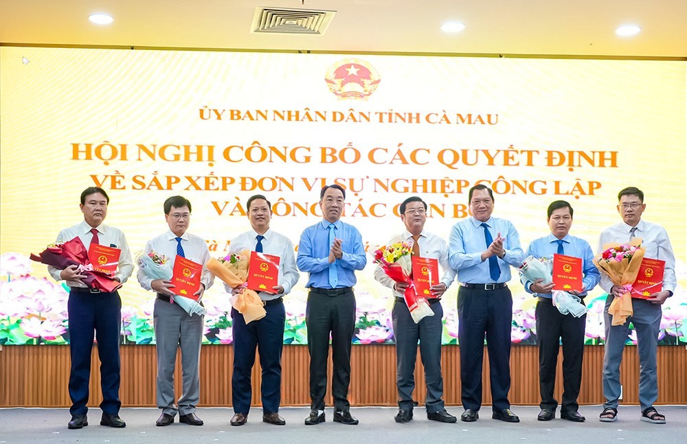 Lãnh đạo UBND tỉnh trao quyết định, tặng hoa Ban Quản lý dự án xây dựng tỉnh sau sắp xếp.