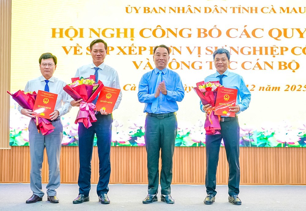 Phó Bí thư Tỉnh uỷ, Chủ tịch UBND tỉnh Lữ Quang Ngời trao quyết định và tặng hoa các giám đốc Ban Quản lý dự án.