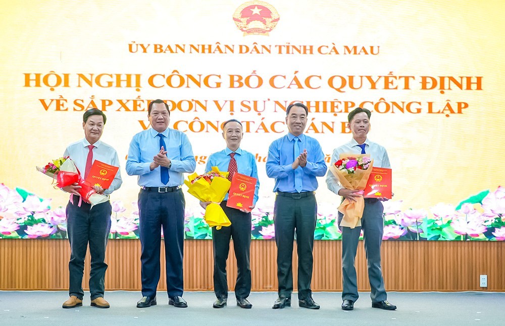 Chủ tịch UBND tỉnh Lữ Quang Ngời và Phó Chủ tịch Thường trực UBND tỉnh Lâm Văn Bi trao quyết định và tặng hoa các đồng chí Phó Trưởng ban Quản lý Khu kinh tế, Phó Giám đốc Quỹ Đầu tư phát triển tỉnh và Phó Giám đốc Trung tâm Phát triển quỹ đất tỉnh.