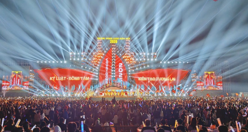 Khán giả mãn nhãn với những phần trình diễn nghệ thuật kết hợp hệ thống âm thanh, ánh sáng hoành tráng.