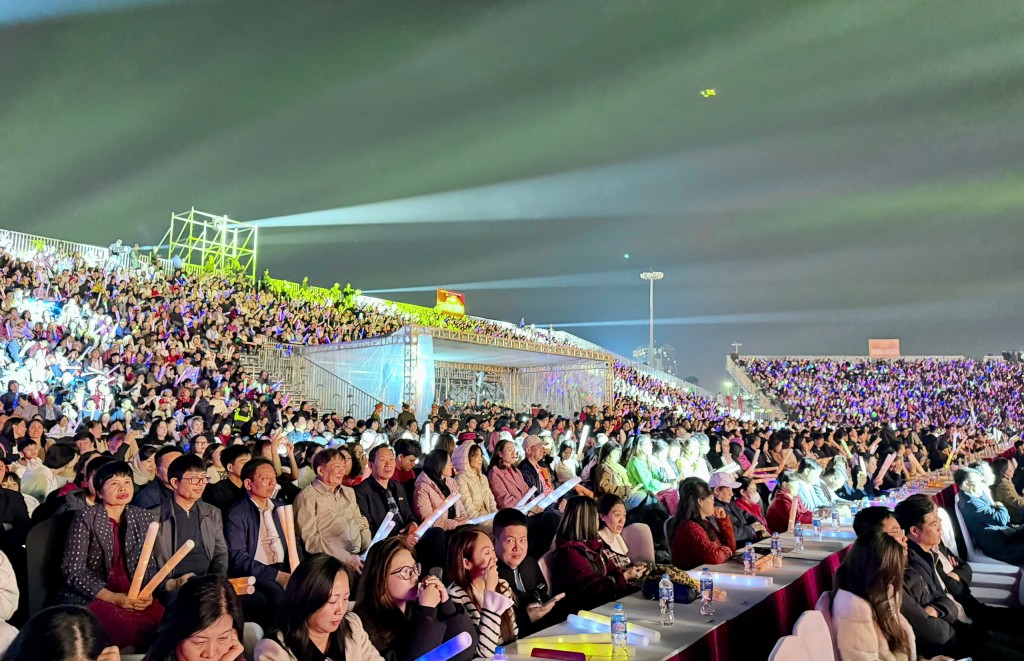 Thu hút hàng vạn khán giả tới tham giữ