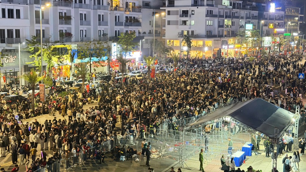 Dòng người xếp hàng trật tự để làm thủ tục check-in vé vào sân khấu chính chương trình Countdown chào năm mới 2026 tại Quảng Ninh.