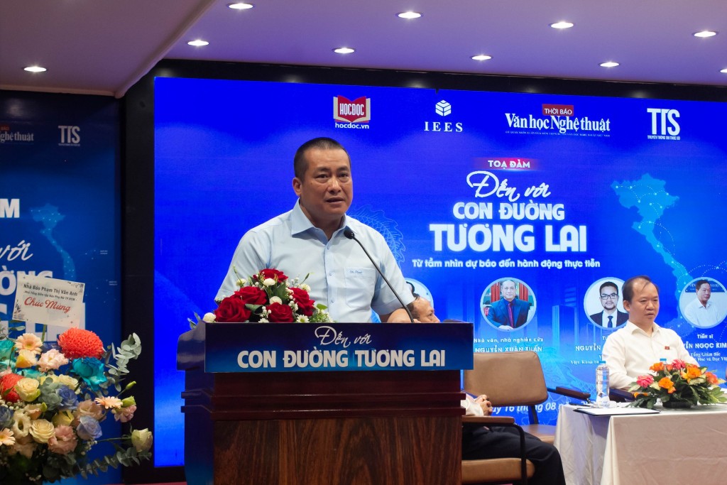 Nhà văn Nguyễn Xuân Tuấn phát biểu tại 