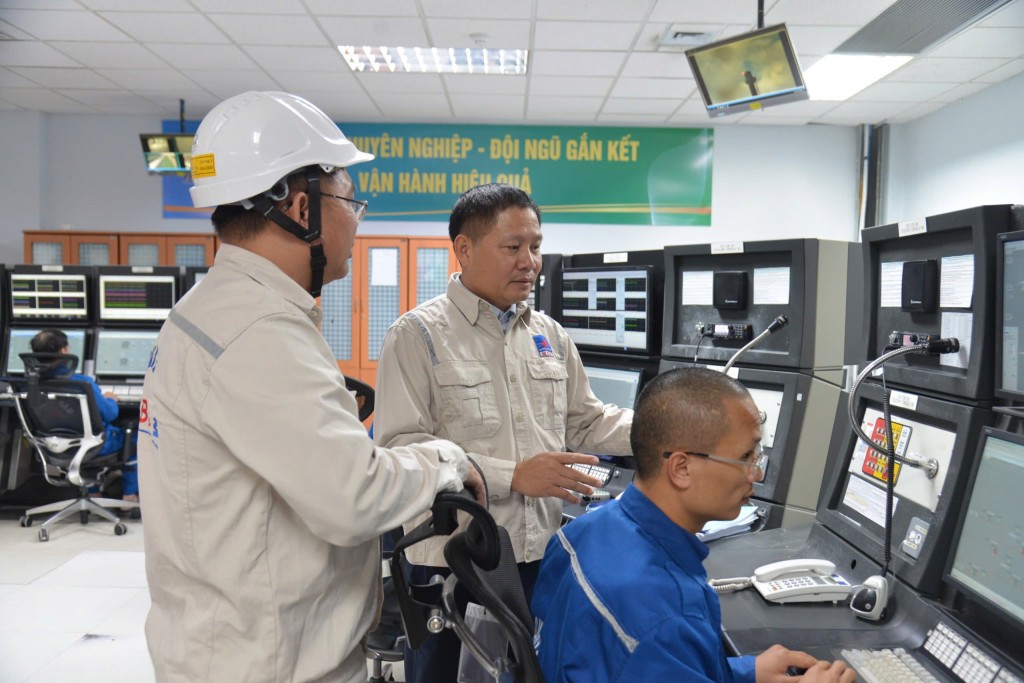 Chủ tịch HĐQT BSR Bùi Ngọc Dương kiểm tra công tác vận hành tại Phòng điều khiển trung tâm