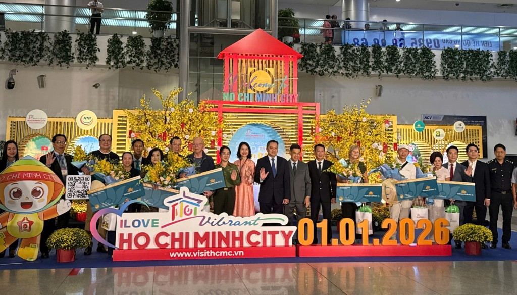 Phó Chủ tịch UBND TP Hồ Chí Minh Nguyễn Văn Dũng là lãnh đạo Sở Du lịch thành ppho61 chụp ảnh cùng du khách Phó Chủ tịch UBND TP Hồ Chí Minh Nguyễn Văn Dũng là lãnh đạo Sở Du lịch thành ppho61 chụp ảnh cùng du khách