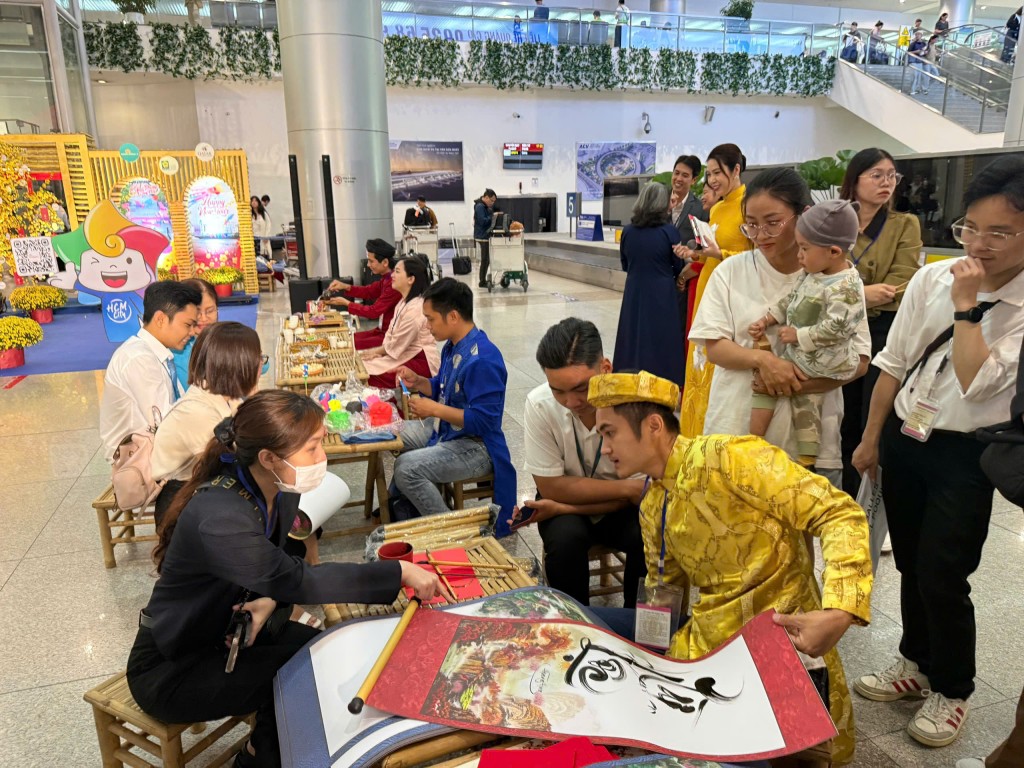 Hoạt động viết thư pháp tặng tại sân bay Hoạt động viết thư pháp tặng tại sân bay