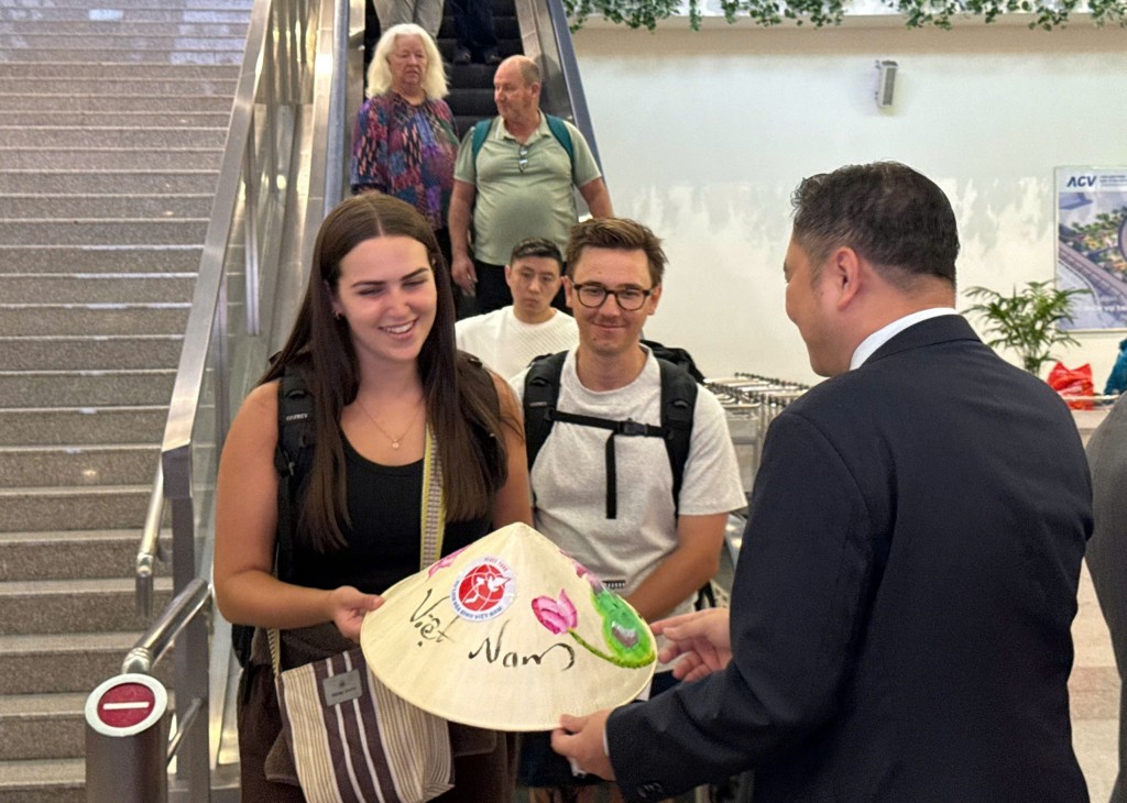 TP Hồ Chí Minh chào đón những vị du khách “xông đất” đầu tiên TP Hồ Chí Minh chào đón những vị du khách “xông đất” đầu tiên