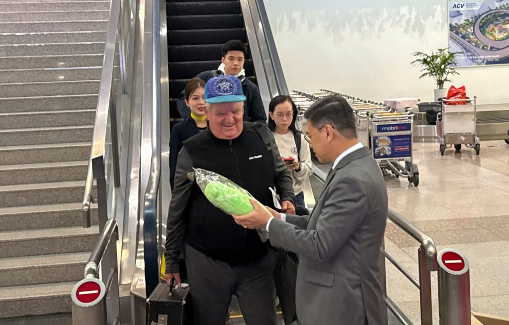 Du khách vui mừng và phấn khởi khi bất ngờ được chào đón và nhận quà Du khách vui mừng và phấn khởi khi bất ngờ được chào đón và nhận quà