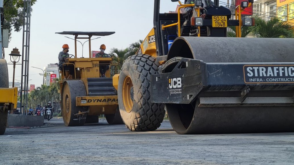 Công nhân bám công trường, thi công xuyên Tết Dương lịch tại dự án trọng điểm phường Bạc Liêu, tỉnh Cà Mau. Ảnh: Nhật Hồ