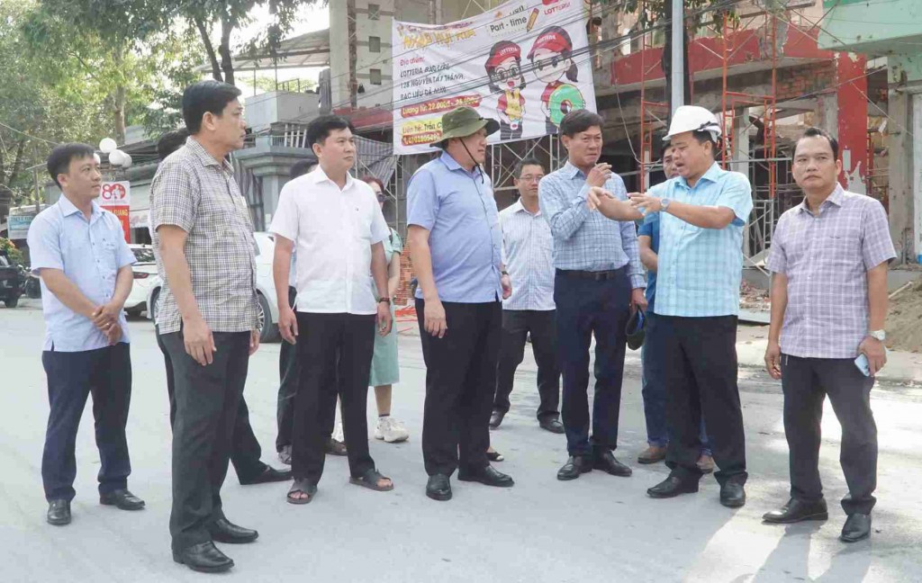 Phó Bí thư Thường trực Tỉnh ủy Cà Mau Huỳnh Quốc Việt cùng Phó Chủ tịch Thường trực UBND tỉnh Lâm Văn Bi kiểm tra công trình đang thi công. Ảnh: Nhật Hồ