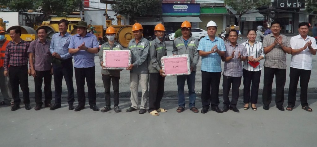 Lãnh đạo tỉnh Cà Mau động viên, tặng quà lực lượng công nhân thi công xuyên Tết Dương lịch. (Ảnh: Nhật Hồ)