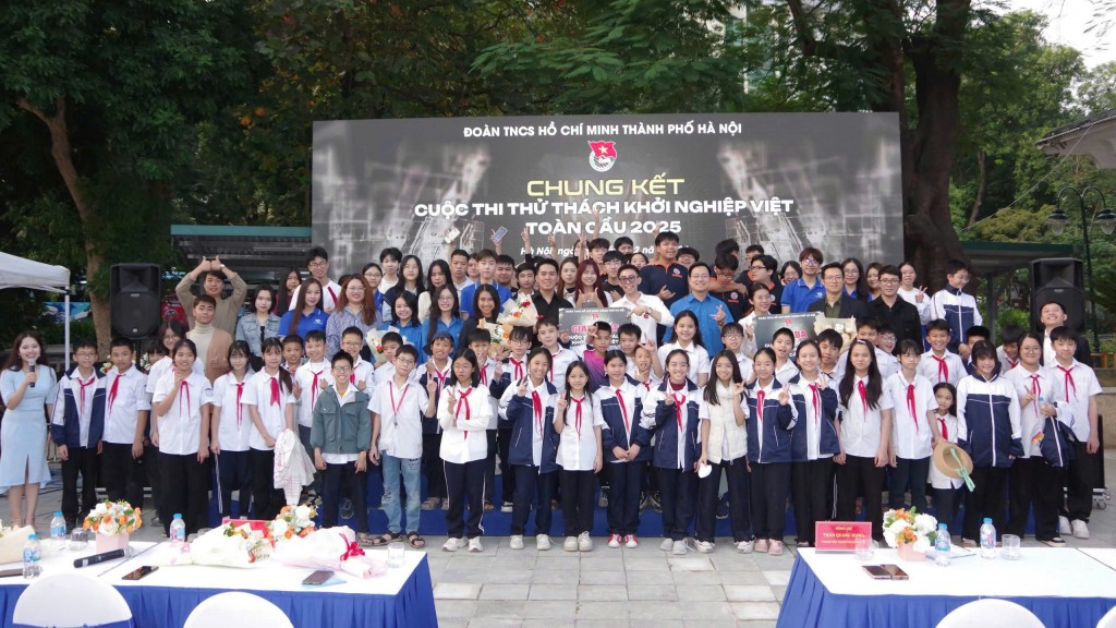 Ban Tổ chức và các bạn trẻ chụp ảnh lưu niệm tại chương trình