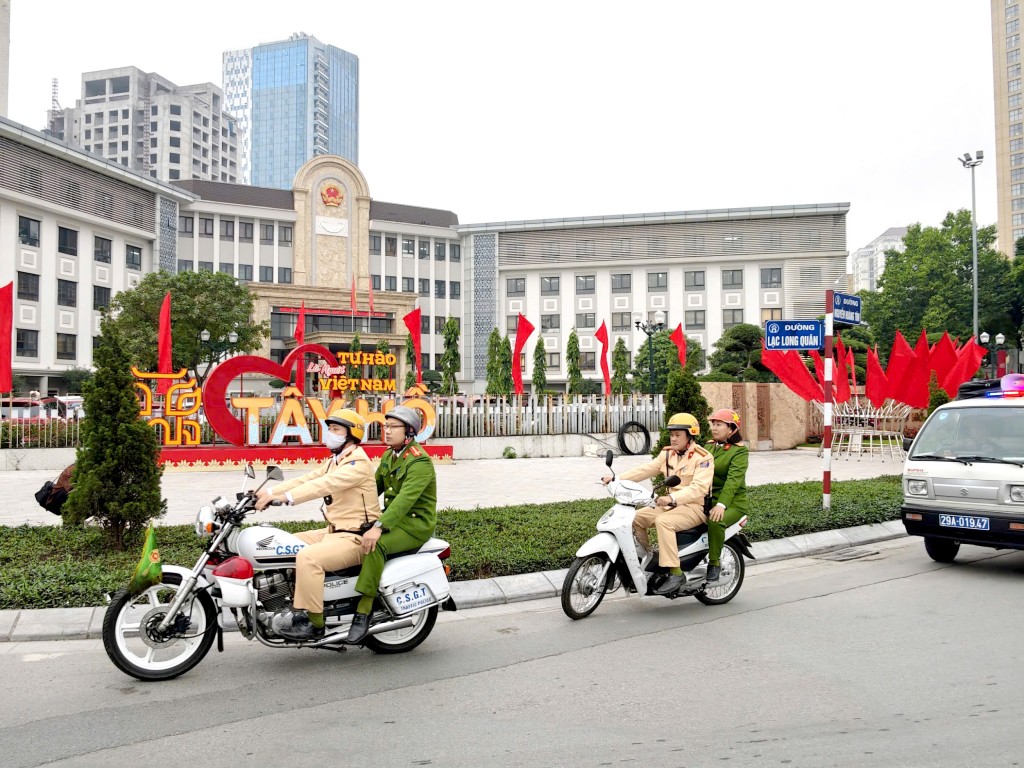 Lực lượng chức năng tổ chức tuần tra kiểm soát các tuyến đường trên địa bàn phường Tây Hồ.