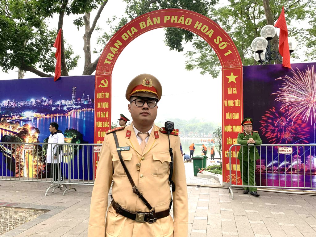 Đại uý Lưu Hoàng Quân, cán bộ Đội CSGT đường bộ số 1 cùng tổ công tác phối hợp với các đơn vị chức năng tuần tra, kiểm soát bảo đảm ANTT quanh các trận địa pháo hoa bên hồ Hoàn Kiếm