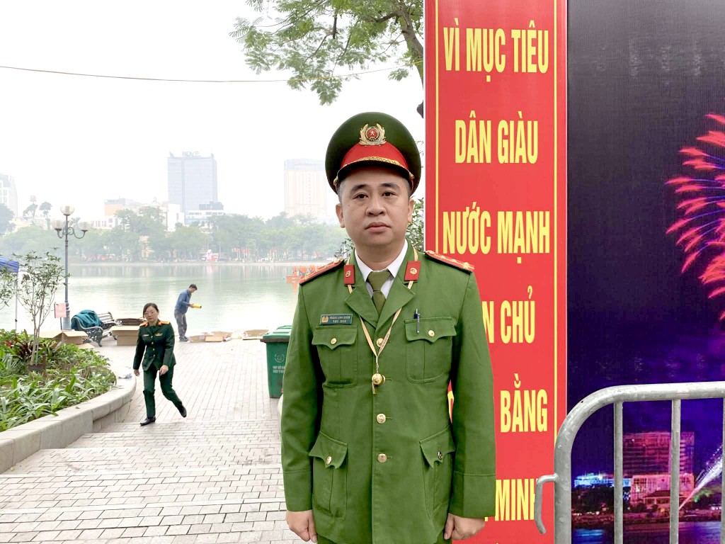 Đại úy Hoàng Anh Quân, cán bộ Tổ Cảnh sát trật tự Công an phường Hoàn Kiếm ứng trực tại trận địa pháo hoa