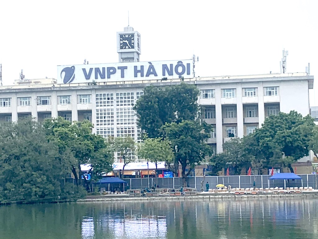 Trận địa pháo hoa trước cổng Bưu điện Hà Nội