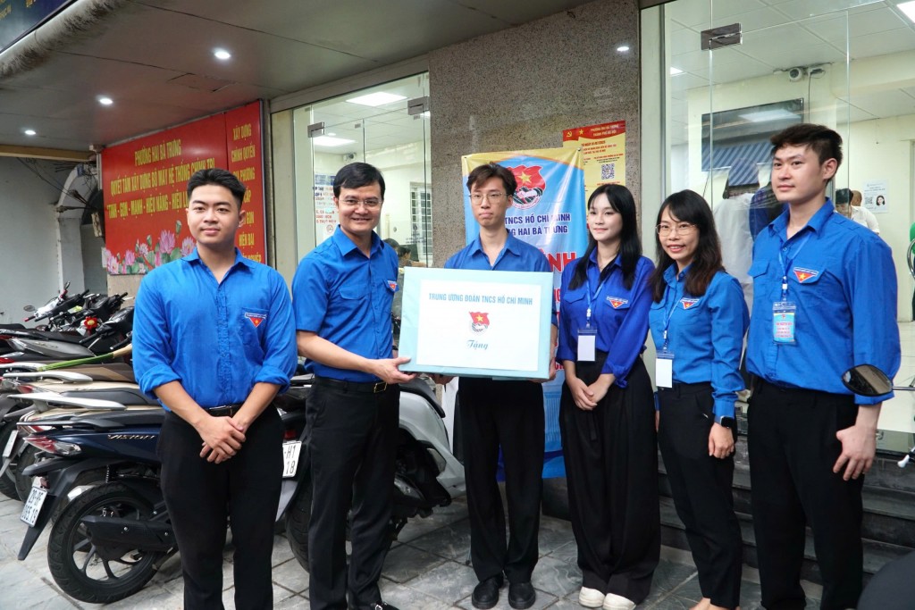 Ủy viên dự khuyết Trung ương Đảng, Phó Chủ tịch Ủy ban Trung ương MTTQ Việt Nam, Bí thư Thứ nhất Trung ương Đoàn Bùi Quang Huy thăm, tặng quà động viên tình nguyện viên tại trung tâm phục vụ hành chính công