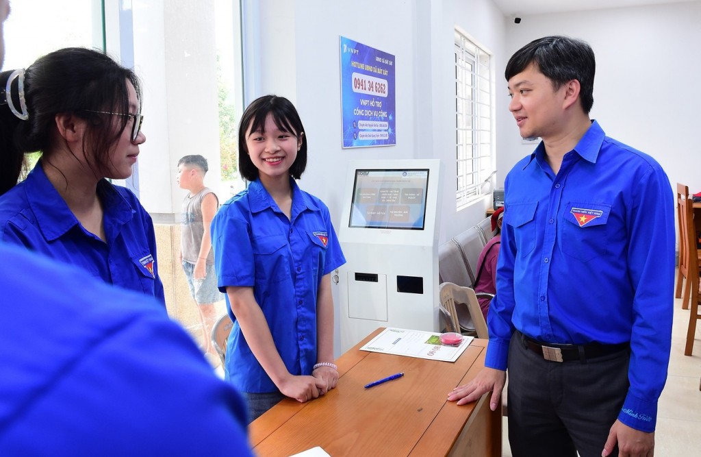 Bí thư Thường trực Trung ương Đoàn, Chủ tịch Trung ương Hội Sinh viên Việt Nam Nguyễn Minh Triết trao đổi với tình nguyện viên làm nhiệm vụ tại xã Bát Xát, tỉnh Lào Cai