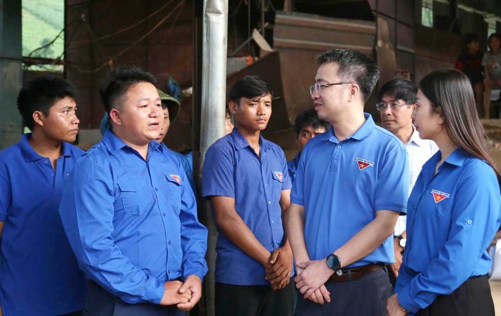 Bí thư Trung ương Đoàn, Chủ tịch Trung ương Hội Liên hiệp Thanh niên Việt Nam Nguyễn Tường Lâm thăm, tặng quà tình nguyện viên tại Sơn La