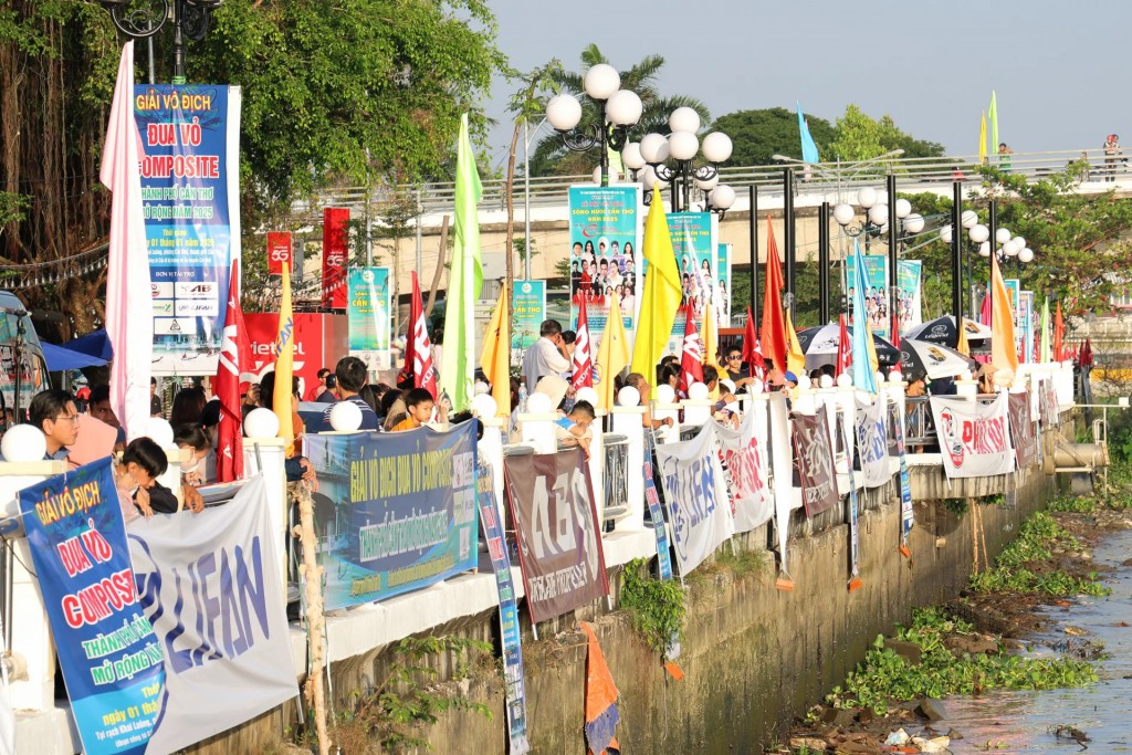 Cần Thơ: Vỏ composite xé nước trên rạch Khai Luông Cần Thơ: Vỏ composite xé nước trên rạch Khai Luông