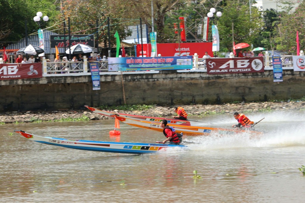 Cần Thơ: Vỏ composite xé nước trên rạch Khai Luông Cần Thơ: Vỏ composite xé nước trên rạch Khai Luông