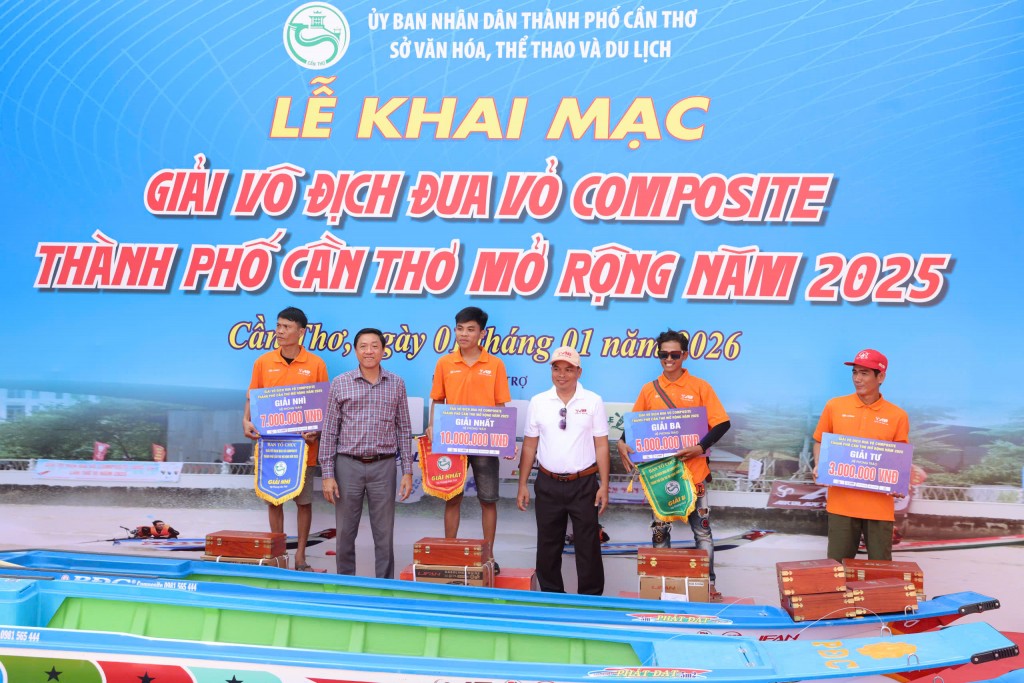 Cần Thơ: Vỏ composite xé nước trên rạch Khai Luông Cần Thơ: Vỏ composite xé nước trên rạch Khai Luông