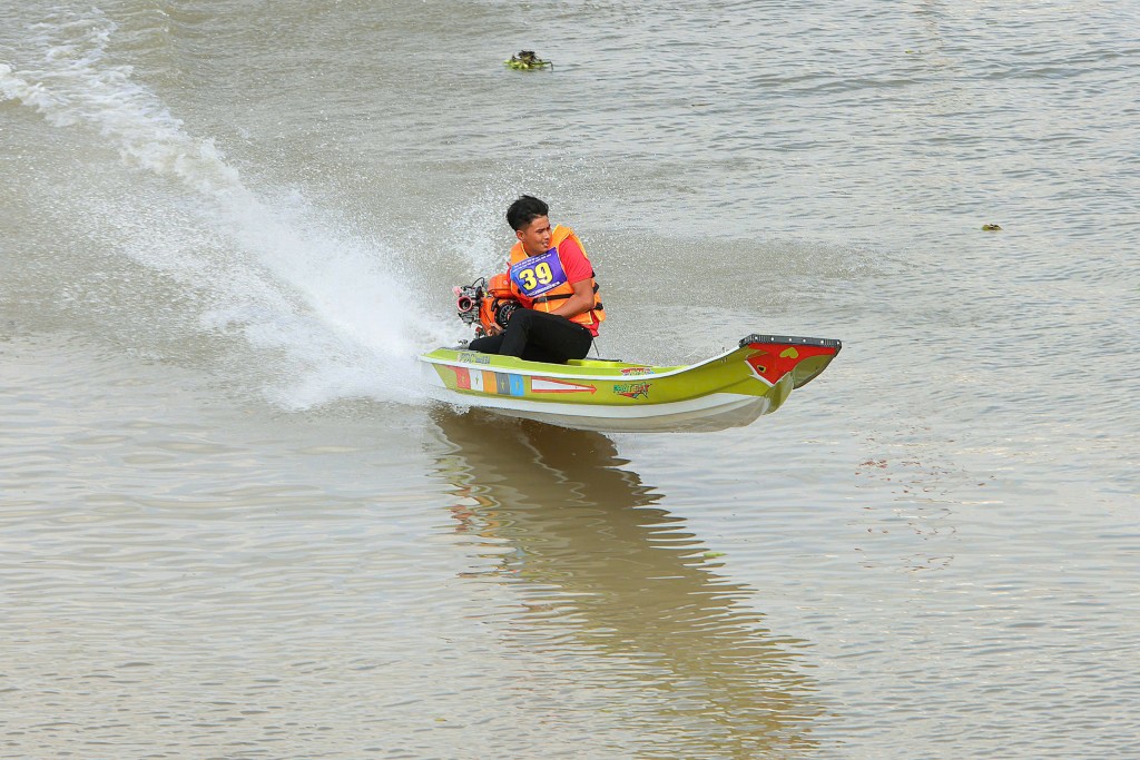 Cần Thơ: Vỏ composite xé nước trên rạch Khai Luông Cần Thơ: Vỏ composite xé nước trên rạch Khai Luông