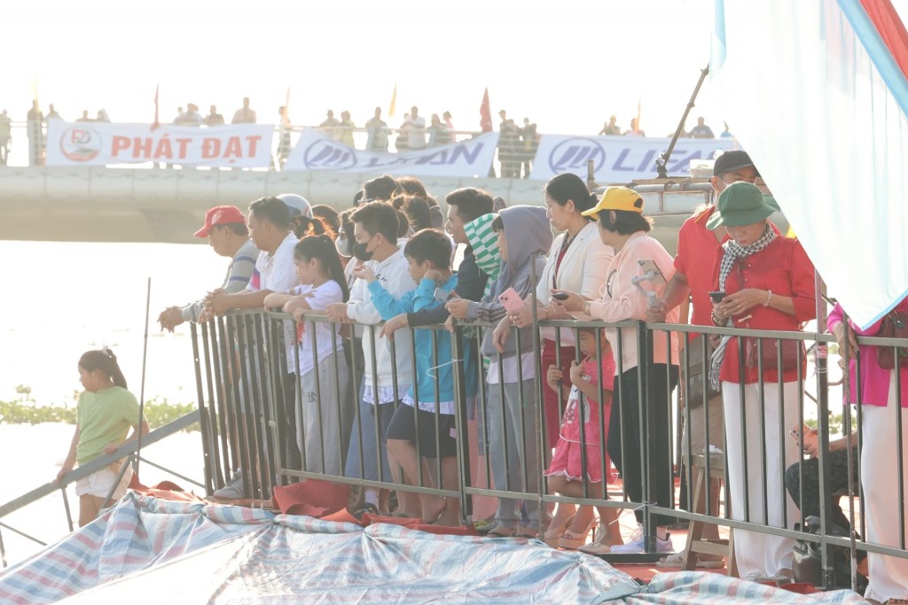 Giải vô địch đua vỏ composite TP Cần Thơ thu hút đông đảo người dân đi xem. Giải vô địch đua vỏ composite TP Cần Thơ thu hút đông đảo người dân đi xem.