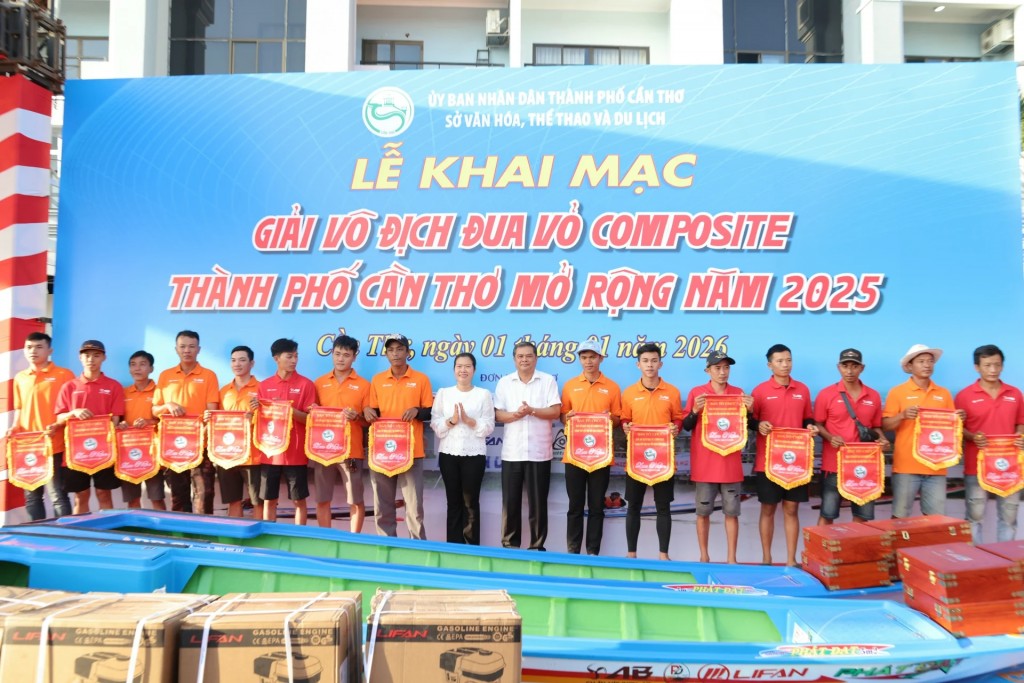Cần Thơ: Vỏ composite xé nước trên rạch Khai Luông Cần Thơ: Vỏ composite xé nước trên rạch Khai Luông