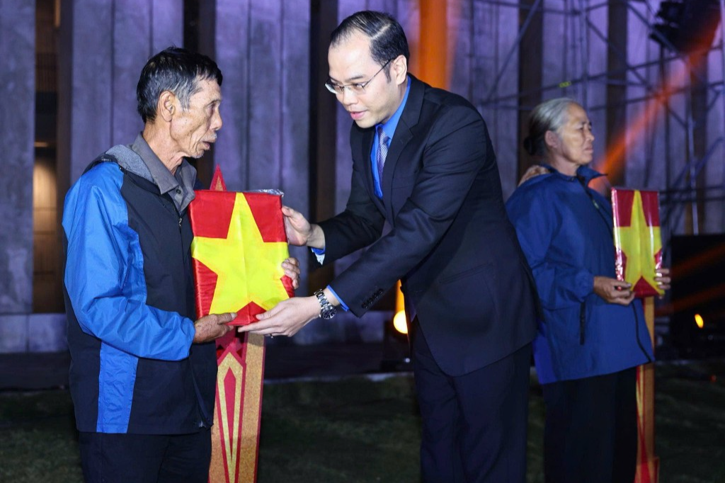 Thành ủy viên, Phó Chủ tịch Ủy ban MTTQ TP, Bí thư Thành đoàn Hà Nội Nguyễn Tiến Hưng trao tặng di ảnh liệt sĩ đã được phục dựng Thành ủy viên, Phó Chủ tịch Ủy ban MTTQ TP, Bí thư Thành đoàn Hà Nội Nguyễn Tiến Hưng trao tặng di ảnh liệt sĩ đã được phục dựng