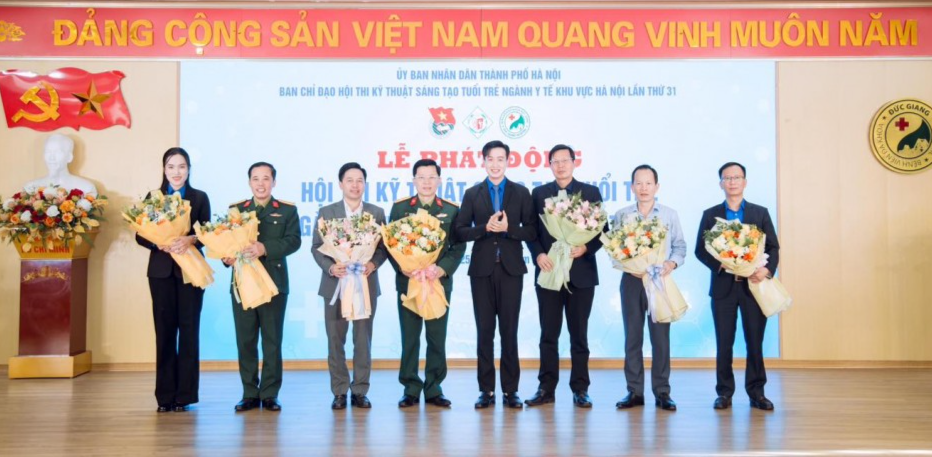 : Phó Bí thư Thành đoàn, Chủ tịch Hội đồng Đội TP Hà Nội Đào Đức Việt tặng hoa các đơn vị tham gia Hội thao kỹ thuật tuổi trẻ ngành Y